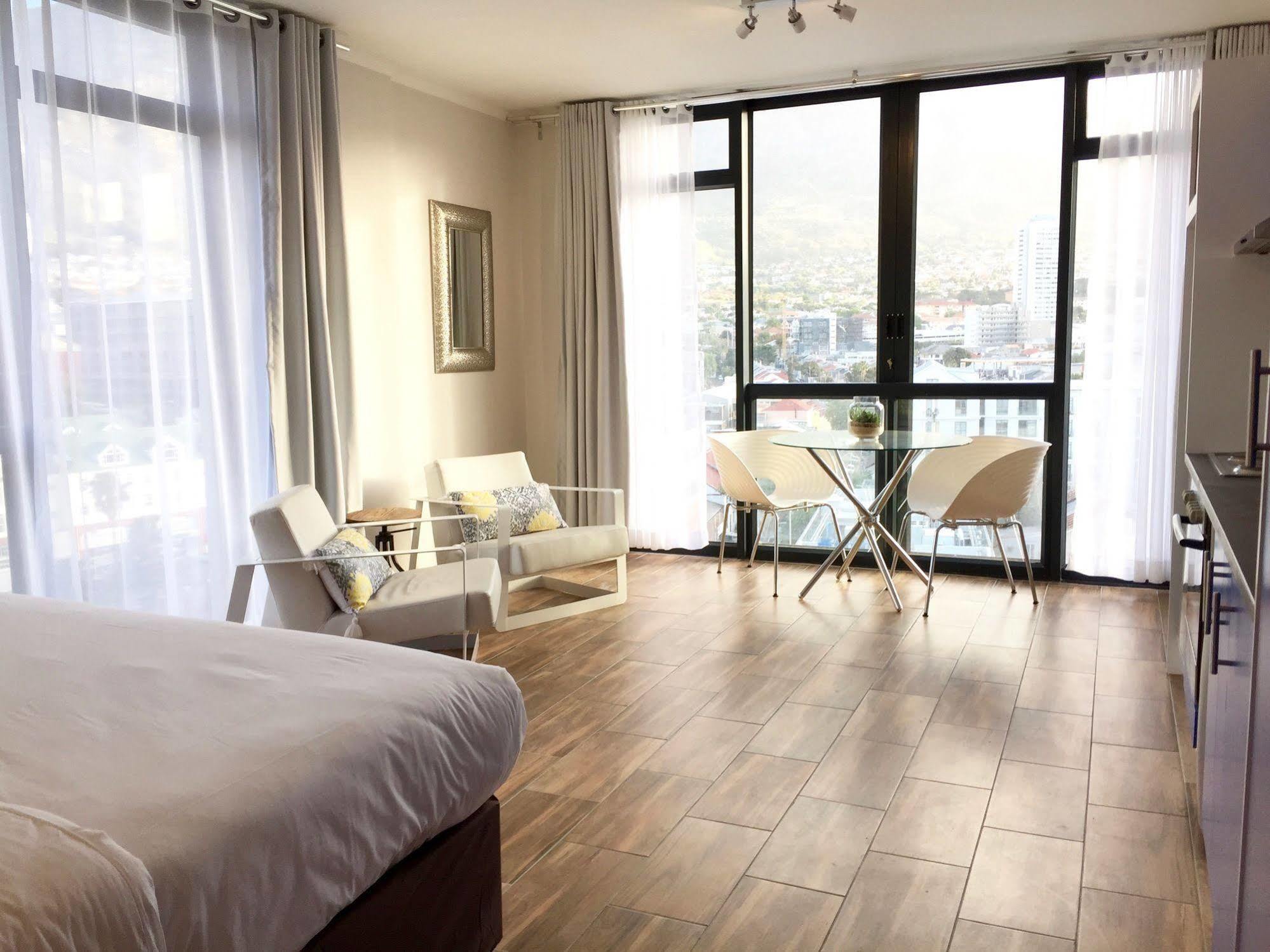 Urban Oasis At The Four Seasons Apartment Cape Town Bagian luar foto