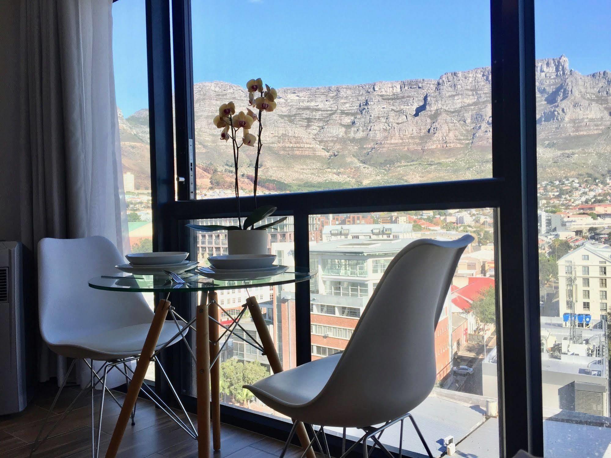 Urban Oasis At The Four Seasons Apartment Cape Town Bagian luar foto