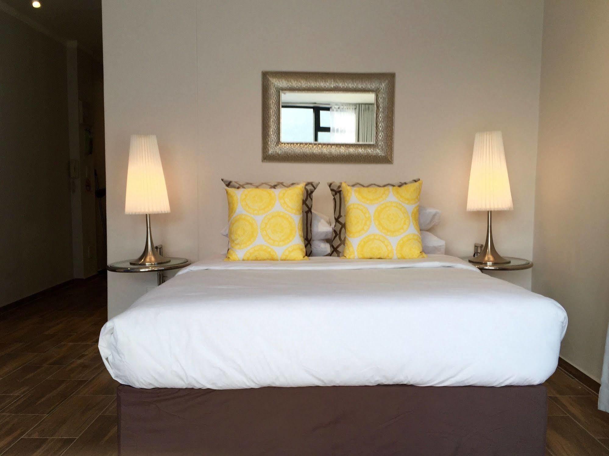 Urban Oasis At The Four Seasons Apartment Cape Town Bagian luar foto